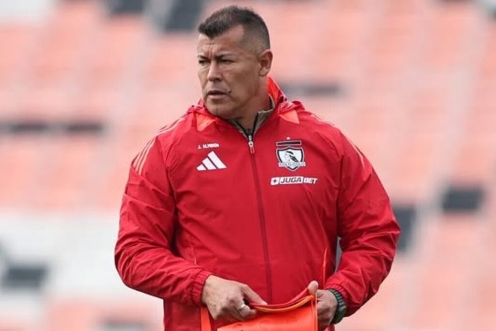 Jorge Almirón dirigiendo un entrenamiento en Colo-Colo.
