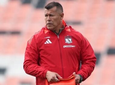 Jorge Almirón dirigiendo un entrenamiento en Colo-Colo.