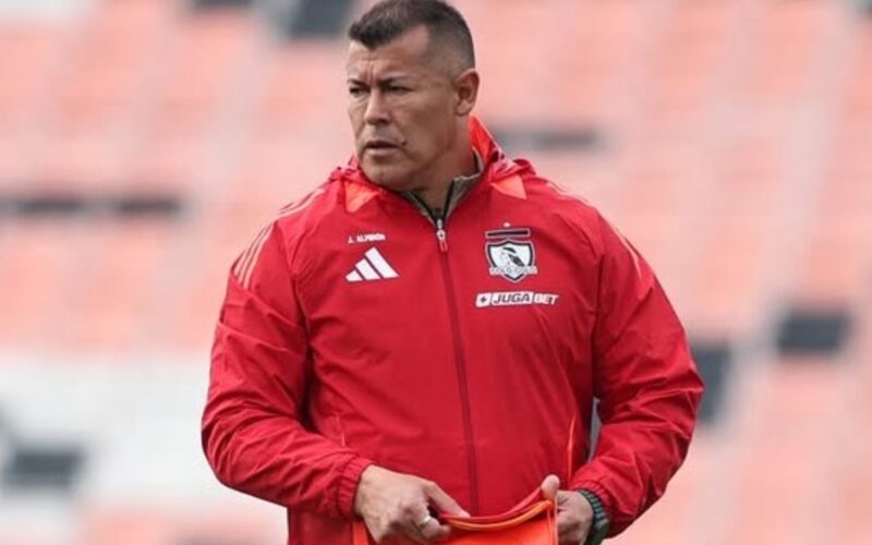 Jorge Almirón dirigiendo un entrenamiento en Colo-Colo.