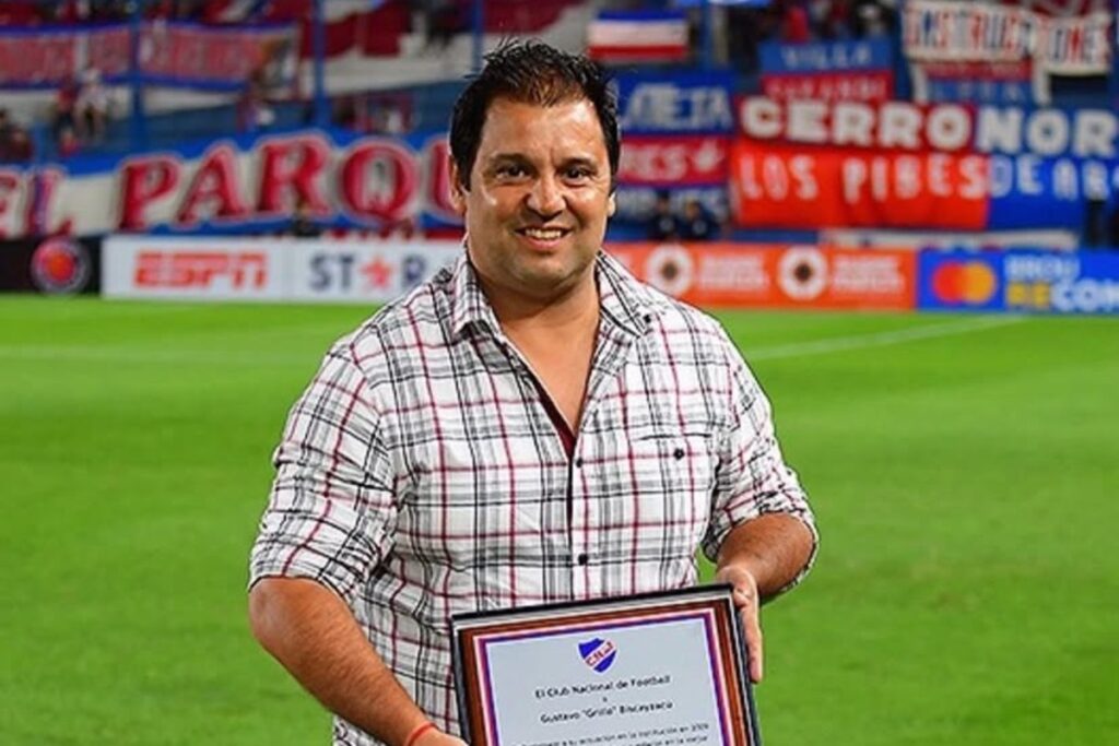 Bizcayzacú siendo homenajeado por Nacional.