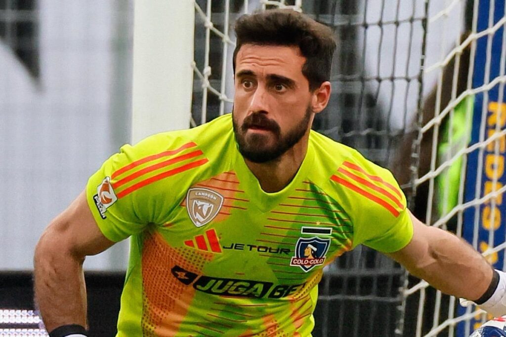 Primer plano a Fernando de Paul con la camiseta de Colo-Colo.