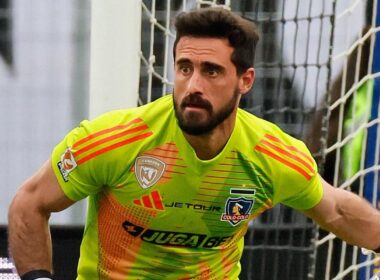 Primer plano a Fernando de Paul con la camiseta de Colo-Colo.