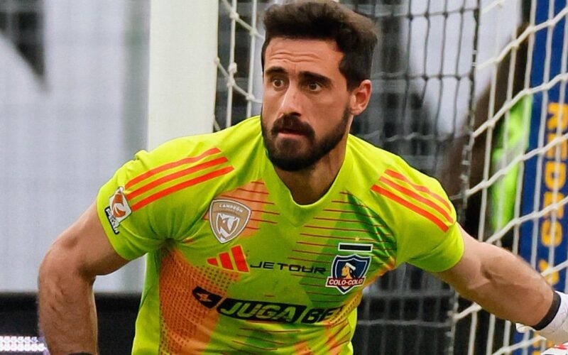 Primer plano a Fernando de Paul con la camiseta de Colo-Colo.