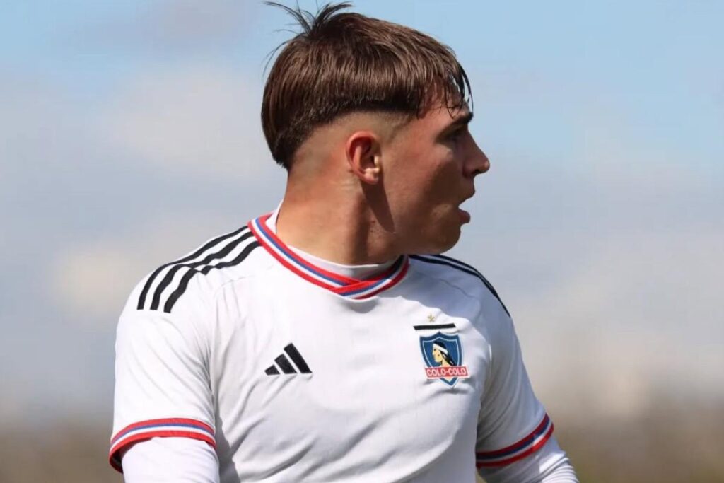 Fidel Tourn con la camiseta de Colo-Colo en un partido del fútbol joven.