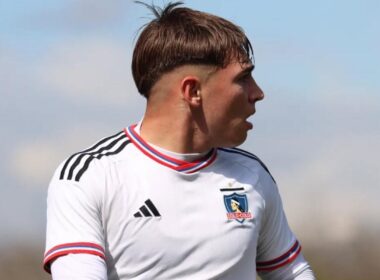 Fidel Tourn con la camiseta de Colo-Colo en un partido del fútbol joven.