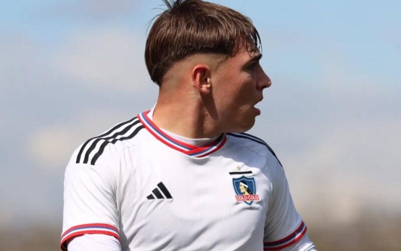 Fidel Tourn con la camiseta de Colo-Colo en un partido del fútbol joven.