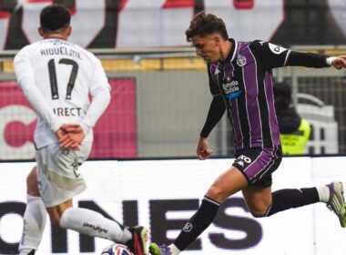 Cristián Riquelme marcando a Iván Alejo durante el amistoso de Colo-Colo vs Real Valladolid.