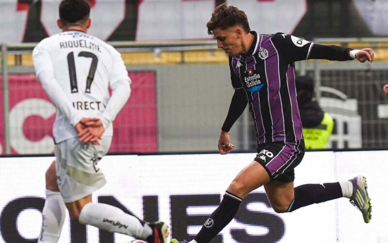 Cristián Riquelme marcando a Iván Alejo durante el amistoso de Colo-Colo vs Real Valladolid.