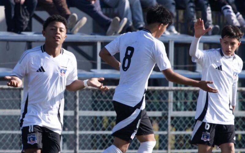 Amaro Delgado celebrando su gol contra Universidad de Chile Sub-14.