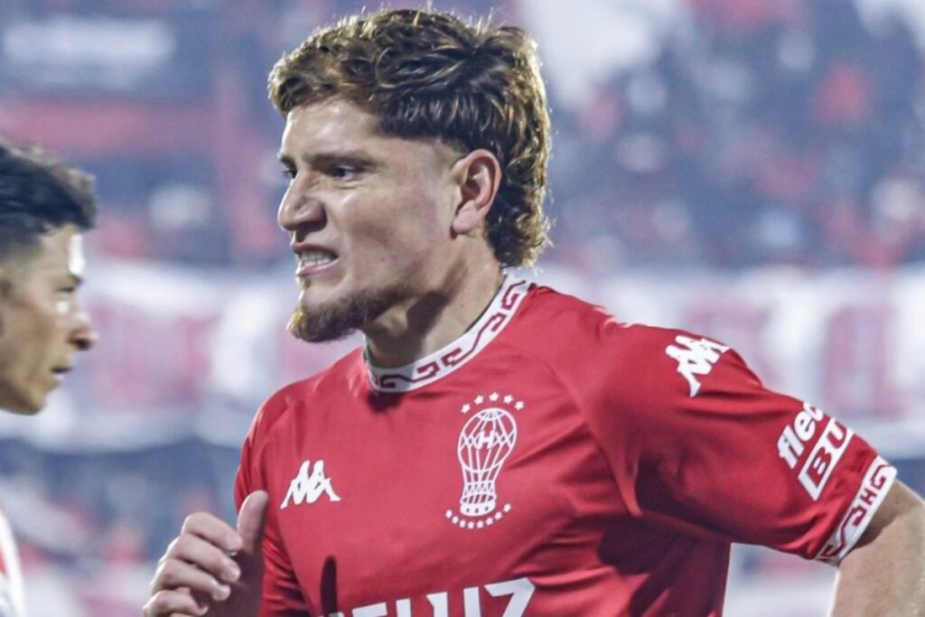 Primer plano de Leonardo Gil durante un partido de Huracán.