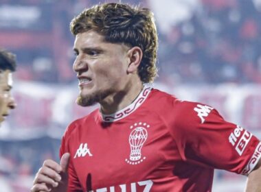 Primer plano de Leonardo Gil durante un partido de Huracán.