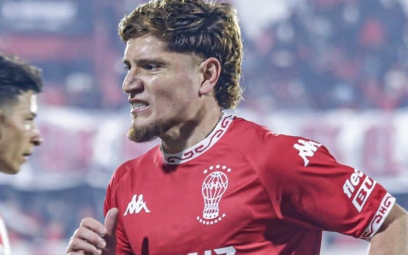 Primer plano de Leonardo Gil durante un partido de Huracán.