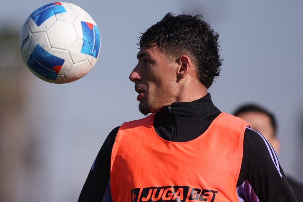 Alan Saldivia mirando el balón durante un entrenamiento de Colo-Colo.