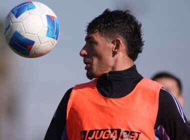 Alan Saldivia mirando el balón durante un entrenamiento de Colo-Colo.