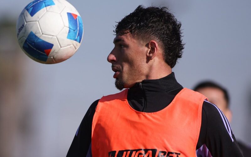 Alan Saldivia mirando el balón durante un entrenamiento de Colo-Colo.