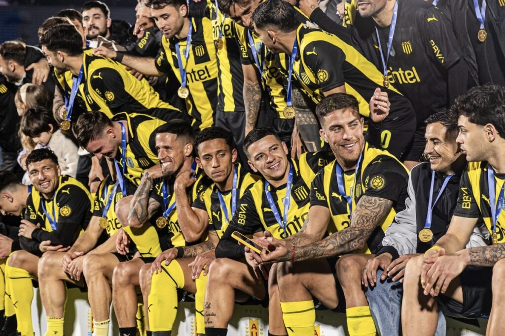 Plantel de Peñarol celebrando un nuevo campeonato.