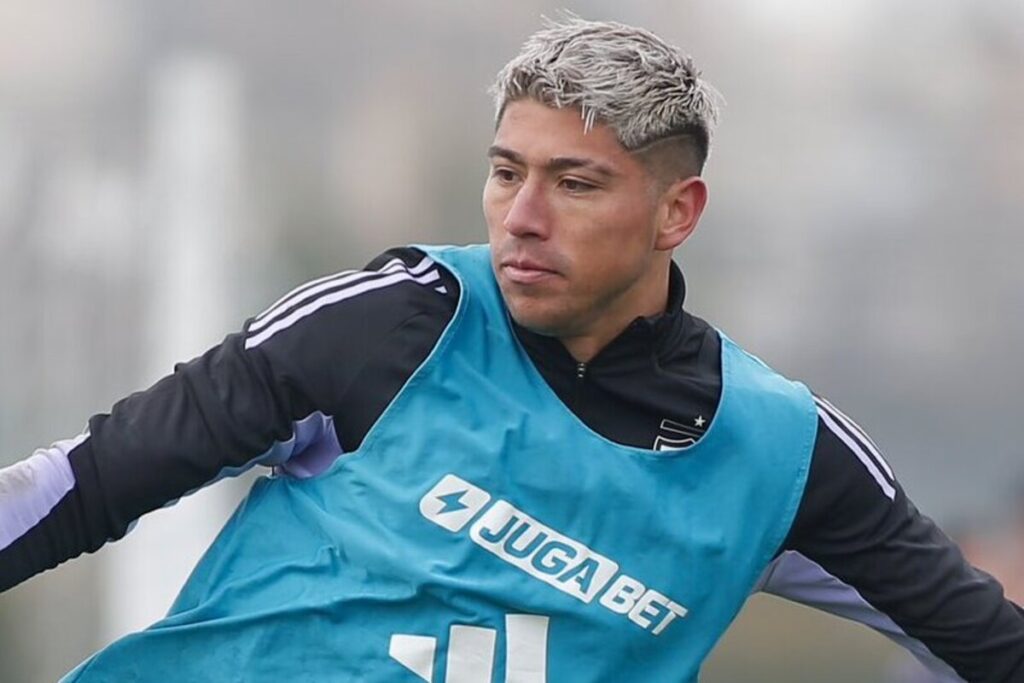 Primer plano de Brayan Cortés durante un entrenamiento de Colo-Colo.