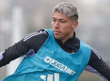 Primer plano de Brayan Cortés durante un entrenamiento de Colo-Colo.