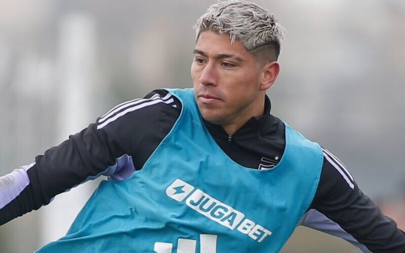 Primer plano de Brayan Cortés durante un entrenamiento de Colo-Colo.