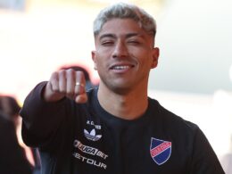 Primer plano de Brayan Cortés con el puño hacia adelante.