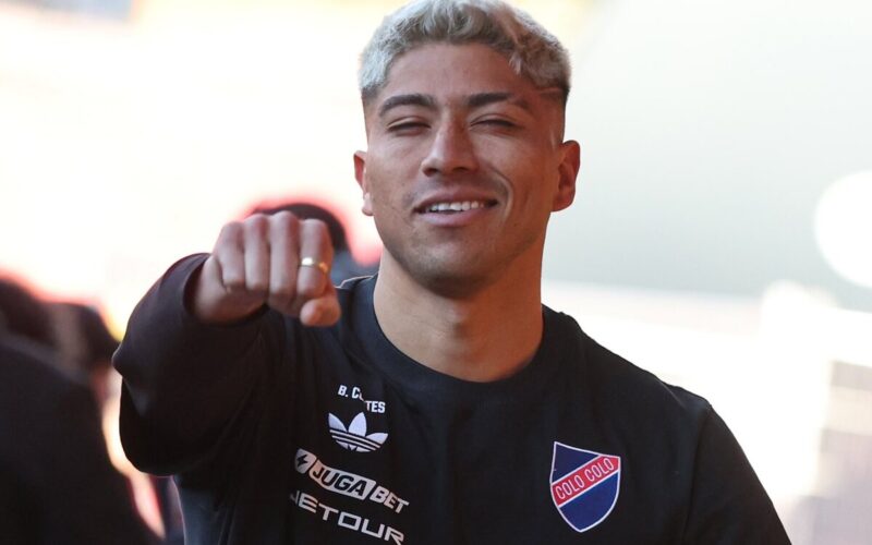 Primer plano de Brayan Cortés con el puño hacia adelante.