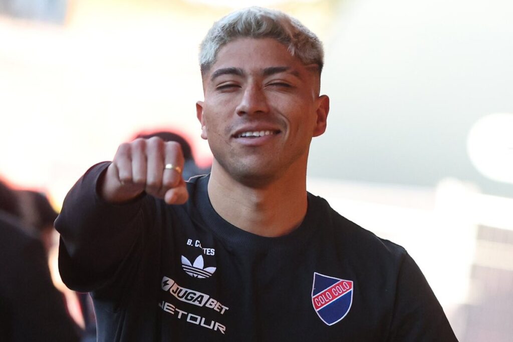 Primer plano de Brayan Cortés con el puño en alto.