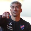Primer plano de Brayan Cortés con el puño en alto.