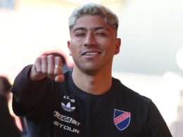 Primer plano de Brayan Cortés con el puño en alto.
