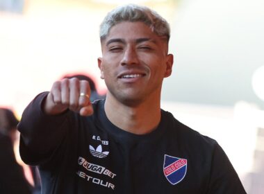 Primer plano de Brayan Cortés con el puño en alto.