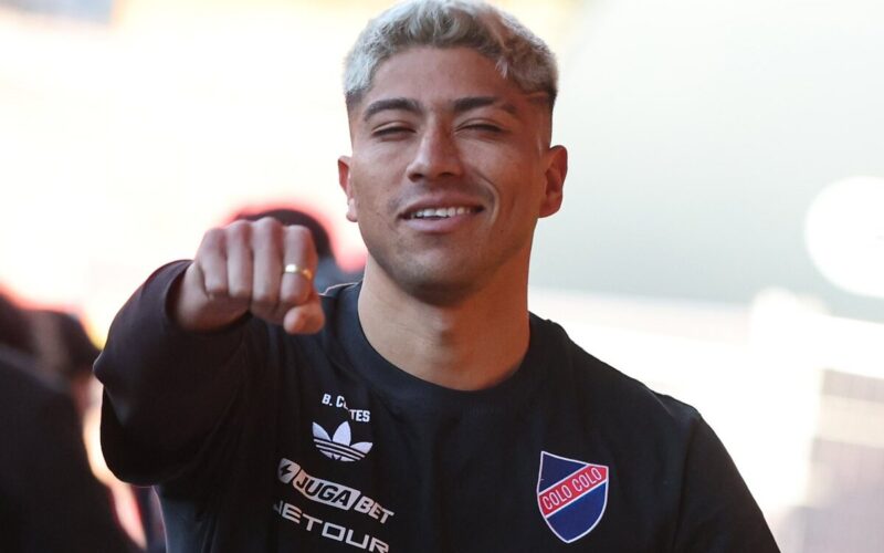 Primer plano de Brayan Cortés con el puño en alto.