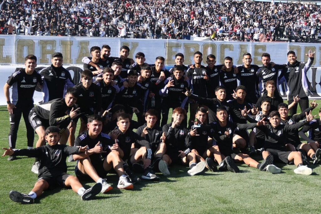 Jugadores de Colo-Colo durante un Arengazo.