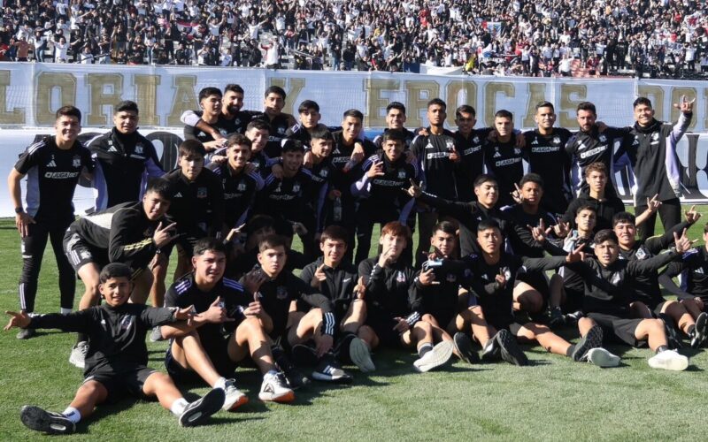 Jugadores de Colo-Colo durante un Arengazo.