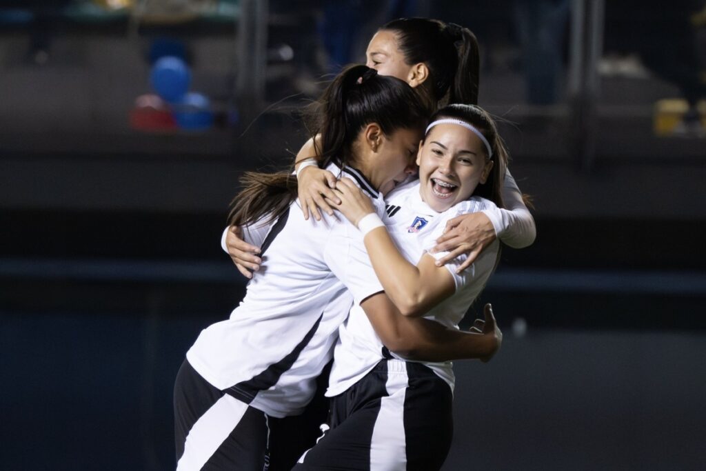 Colo-Colo Femenino Juvenil celebrando un gol.