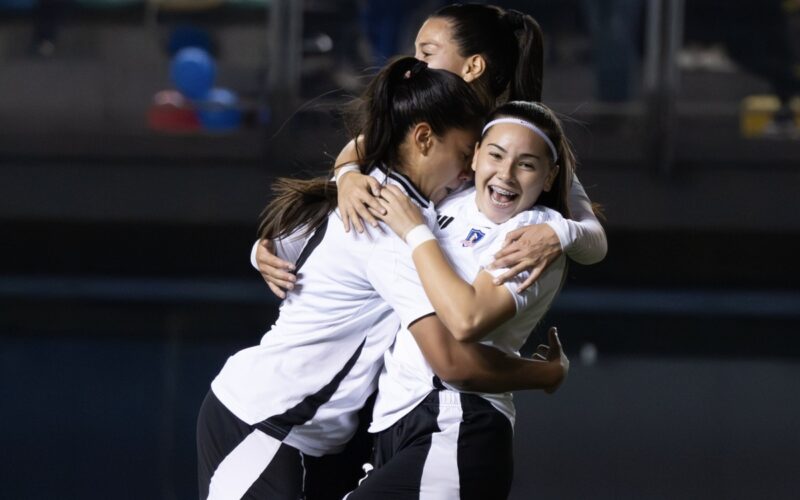 Colo-Colo Femenino Juvenil celebrando un gol.