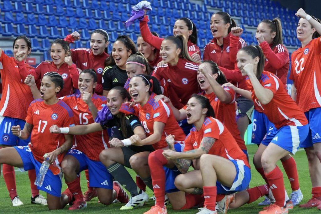 Plantel femenino de la Selección Chilena celebrando el triunfo ante Perú por Copa América.