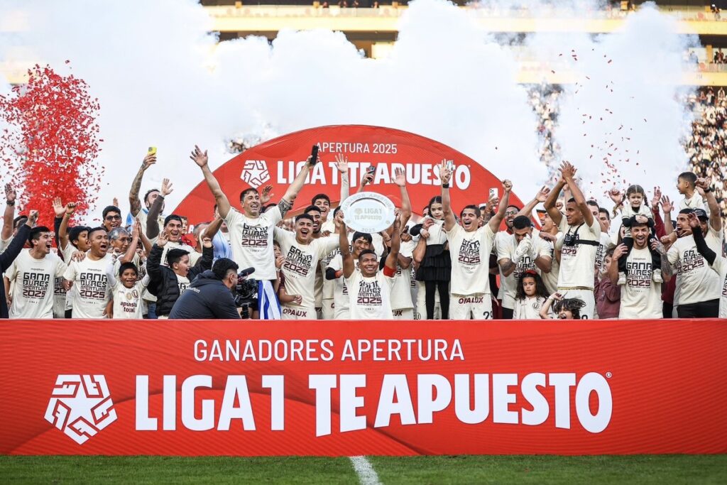 Costa campeón con Universitario.