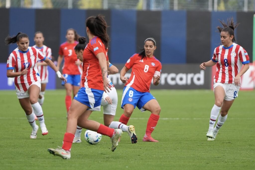 La Selección Chilena enfrentándose a la Selección Paraguaya en Copa América Femenina.