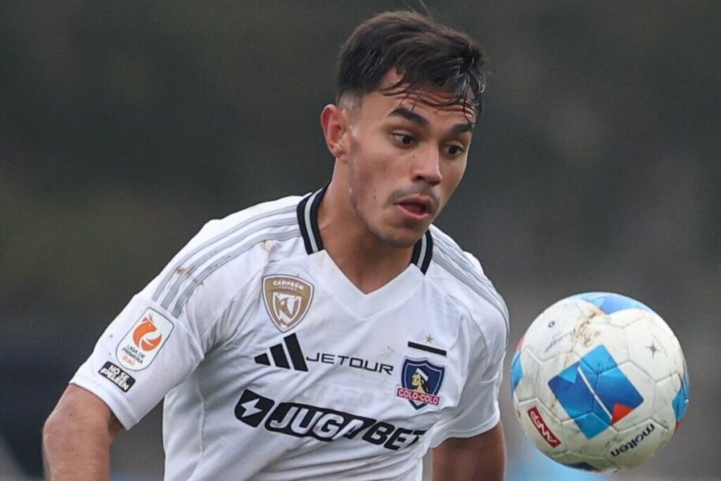 Primer plano de Vicente Pizarro disputando el partido entre O'Higgins y Colo-Colo.