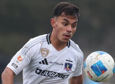 Primer plano de Vicente Pizarro disputando el partido entre O'Higgins y Colo-Colo.