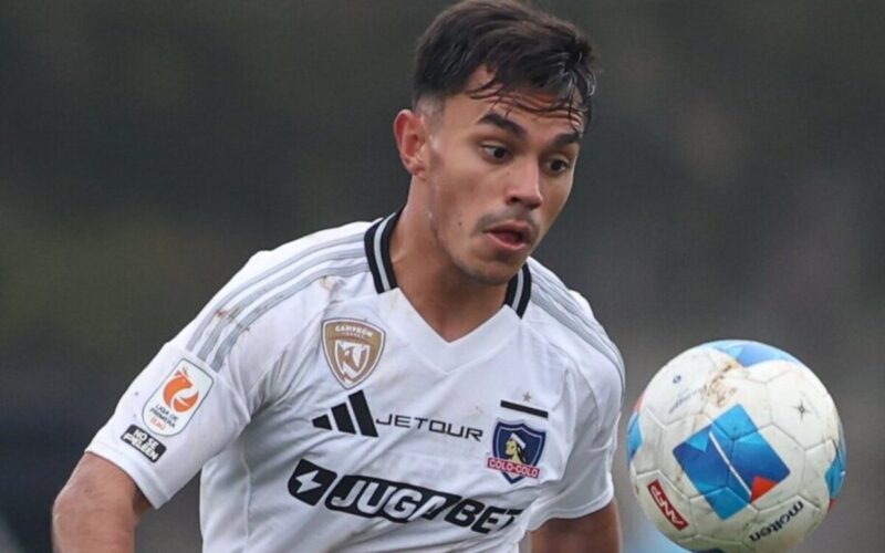 Primer plano de Vicente Pizarro disputando el partido entre O'Higgins y Colo-Colo.