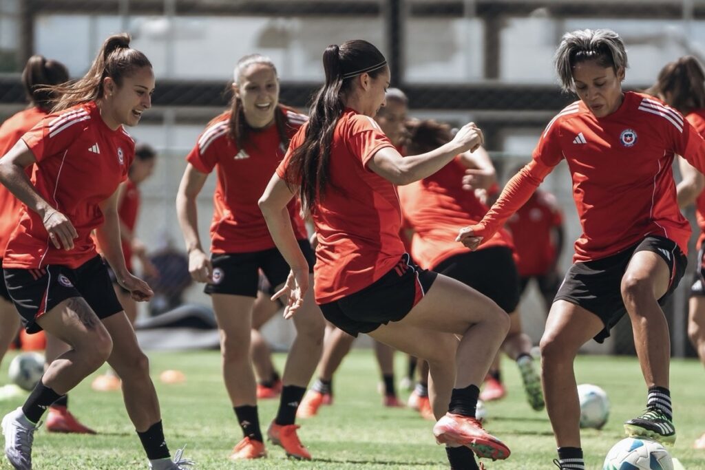 La Roja Femenina entrenando en Ecuador para enfrentarse a Argentina.