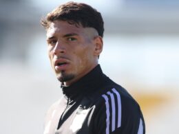 Primer plano de Alan Saldivia durante un entrenamiento de Colo-Colo.