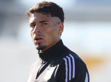 Primer plano de Alan Saldivia durante un entrenamiento de Colo-Colo.