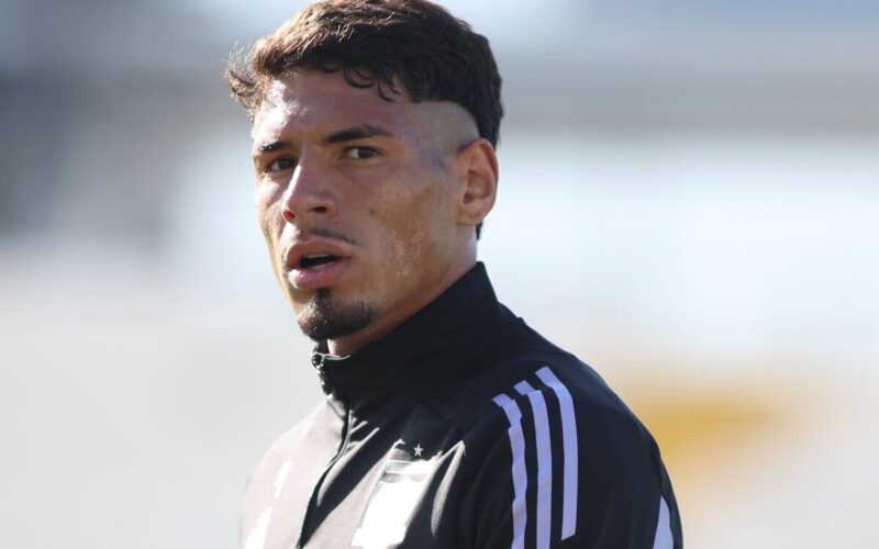 Primer plano de Alan Saldivia durante un entrenamiento de Colo-Colo.