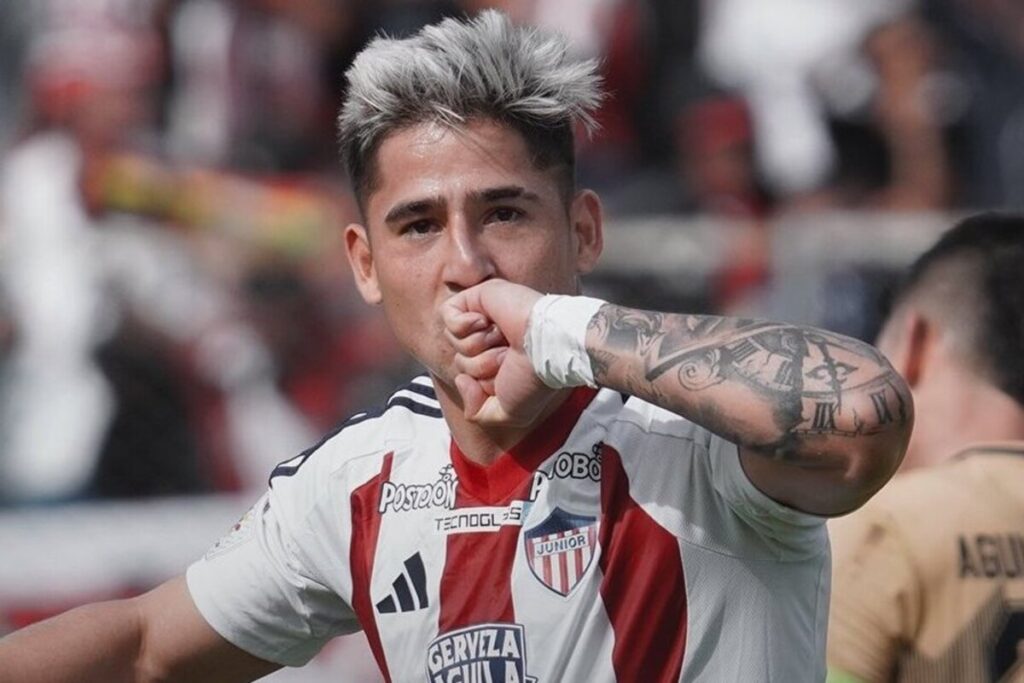 Primer plano de Guillermo Paiva celebrando un gol por Junior de Barranquilla.