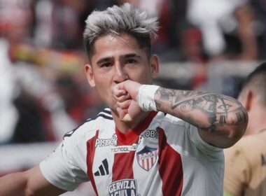 Primer plano de Guillermo Paiva celebrando un gol por Junior de Barranquilla.