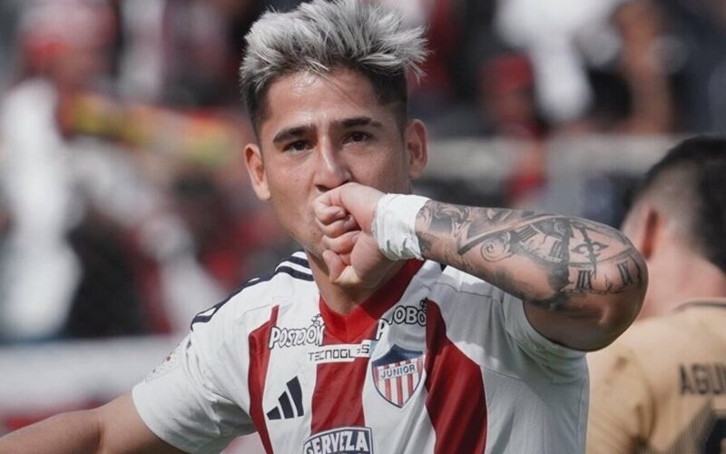 Primer plano de Guillermo Paiva celebrando un gol por Junior de Barranquilla.