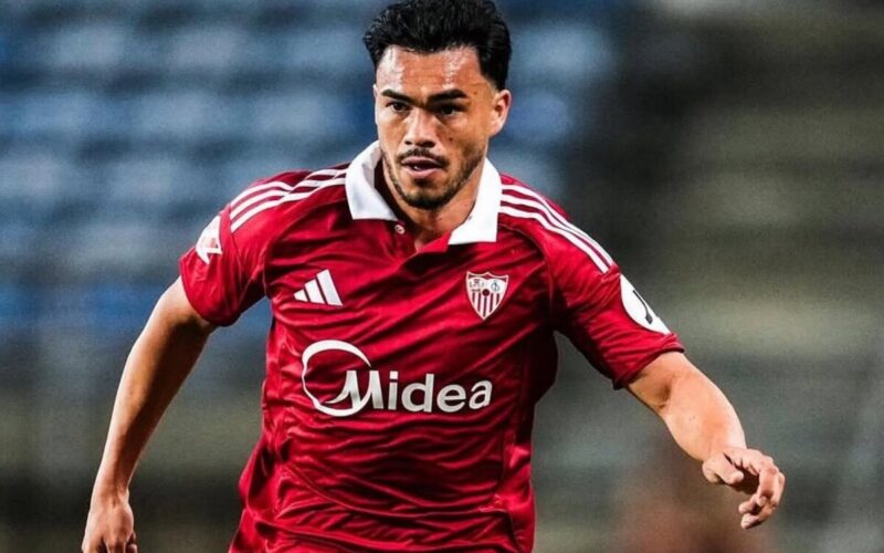 Primer plano de Gabriel Suazo con la camiseta del Sevilla.