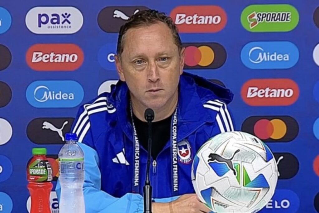 Luis Mena en conferencia de prensa de Copa América Femenina.