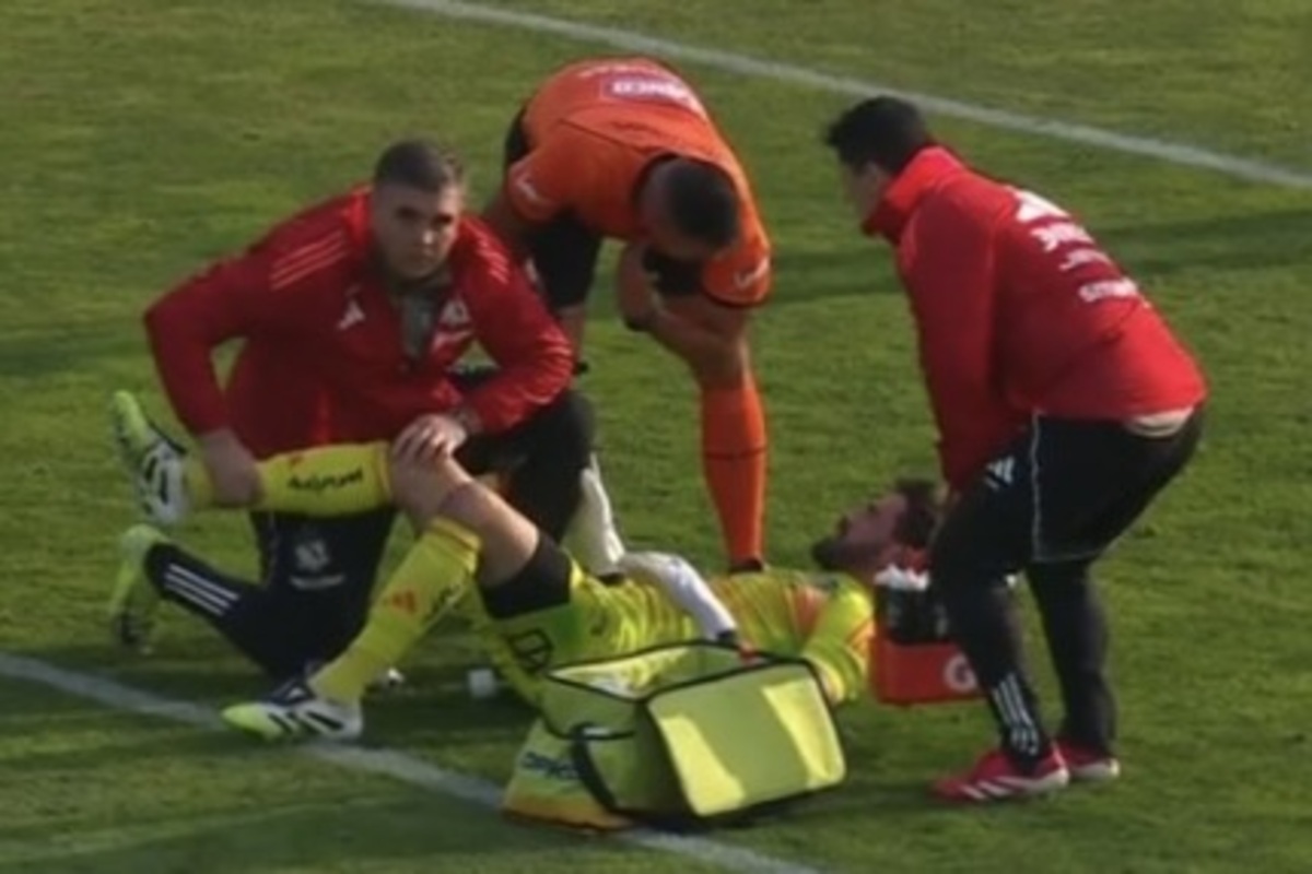 Fernando de Paul lesionado en el partido entre Colo-Colo y Real Valladolid.